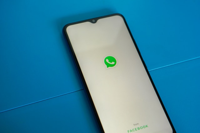 Conversion d'un message vocal WhatsApp en texte lisible sur écran de smartphone