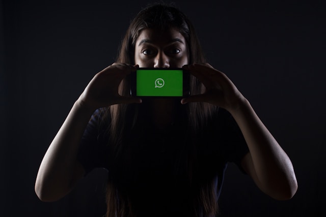 Bulle de message vocal WhatsApp avec une transcription montrant des excuses préliminaires