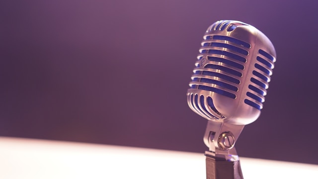 Personne regardant un message vocal WhatsApp non lu sur son smartphone