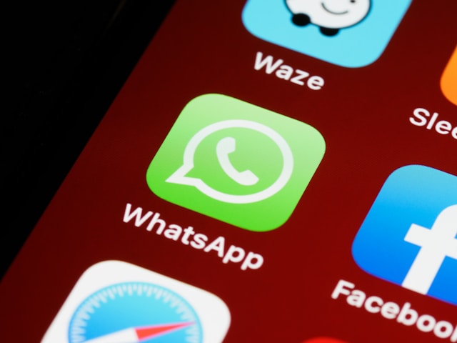 Móvil con una conversación de WhatsApp: un audio largo y, al lado, un resumen corto en texto