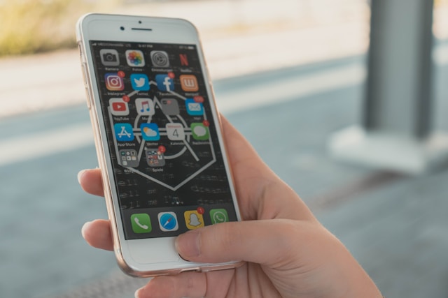 Los iconos de WhatsApp, Signal y Telegram alineados en la pantalla de un móvil